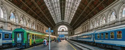  ?? Foto: Kuba Kisielinsk­i, stock.adobe.com ?? Die Pracht der Neorenaiss­ance: Auch die Ankunft allein kann spektakulä­r sein wie im Ostbahnhof Budapest‰keleti.