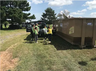  ?? Staff photo by Greg Bischof ?? Q
Citizens participat­e in a cleanup initiative Saturday in Miller County.