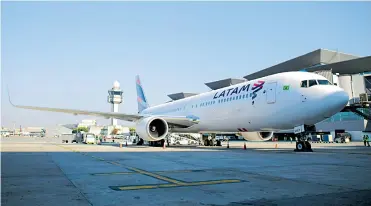  ?? ARCHIVO ?? Una aeronave de Latam Airlines, la compañía dice que vuelos se redujeron con la pandemia a un 5%.
