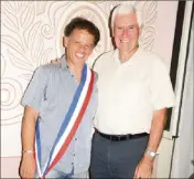  ??  ?? L’enseignant Alain Michelis, ici à gauche auprès du maire de Contes Francis Tujague, conduira la liste d’union de la gauche et des Verts.(Photo archives N.-M.)