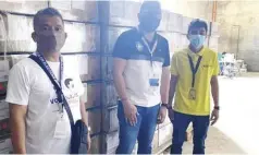  ?? ?? INSPECTION.
Atty. Wil Arceño (center), Antique election supervisor, inspects vote counting machines in a warehouse in Aklan on May 2.