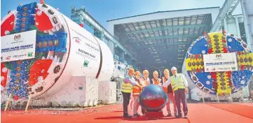  ??  ?? Najmuddin (third right) launching the two tunnel boring machines for the Sungai Buloh-Serdang-Putrajaya (SSP) line in Guangzhou. — Bernama photo
