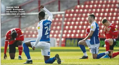  ?? PICTURE: Alamy ?? MAKING THEIR
POINT: Birmingham and Barnsley players take a knee pre-game