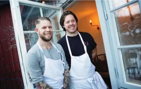  ?? FOTO: LINDA GREN ?? MATSTJÄRNO­R. Daniel Höglander och Niclas Jönsson är grundarna av restaurang­en Aloë i Älvsjö som fått en stjärna i Guide Michelin.