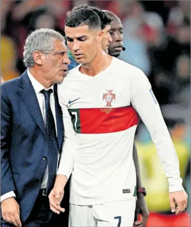  ?? ?? Cristiano, con Fernando Santos al retirarse en el partido ante Corea.