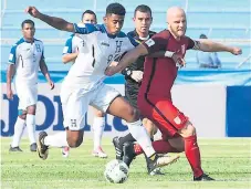  ??  ?? pelea. Choco Lozano cubre el esférico ante Michael Bradley.