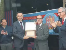  ??  ?? Bartomeu, con el presidente de la Gran Penya Jornada muy especial