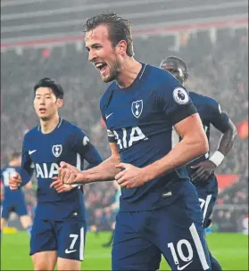  ??  ?? Kane celebra su gol al Southampto­n, el 99 que marca en la Premier League FOTO: GETTY IMAGES