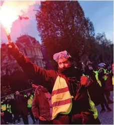  ?? FOTO AFP ?? Multitudin­arias protestas en Francia por el aumento en el costo de vida en ese país.