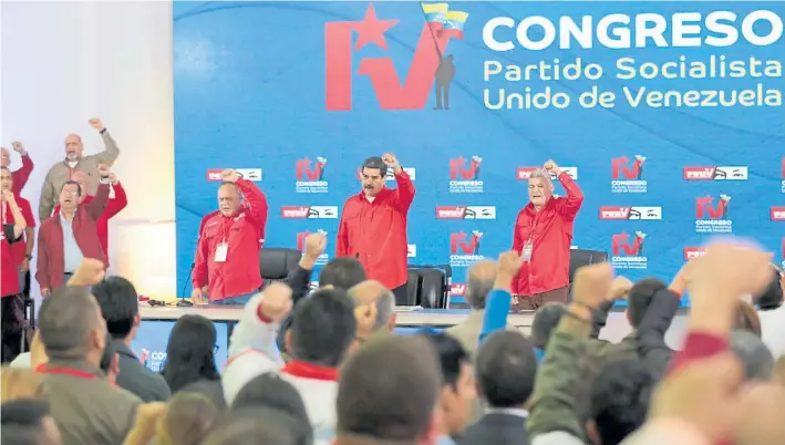  ?? EFE ?? Saludo. El presidente Nicolás Maduro (centro) junto al titular de la ilegítima Asamblea Nacional, Diosdado Cabello (izquierda), durante el congreso del Partido Socialista Unido.