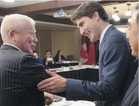  ??  ?? Prime Minister Justin Trudeau introduces himself to members of the China Entreprene­ur Club at Willson House in Chelsea, Que.