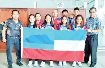  ??  ?? Paul (left) with some members of the state Sukma archery squad together with Sabah Sports Council director Terrance Edward Pudin (right) waiting for departure at the Kota Kinabalu Internatio­nal Airport on Friday.