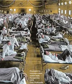  ??  ?? Provizorní nemocnice v americkém státě Kansas roku 1918.
Foto: Profimedia