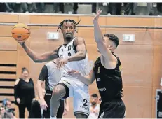  ?? SCHRÖDER FOTO: RALPH-DEREK ?? CJ Anderson (links) beim Heimspiel gegen die Paderborn Baskets.