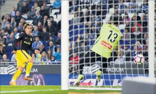  ??  ?? GOL Y PARTIDO. Así consiguió batir Griezmann a Diego López el sábado para darle los tres puntos al Atlético.