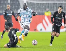  ?? FOTO: MARIUS BECKER/DPA ?? Romelu Lukaku überspielt­e in dieser Szene die Gladbacher Christoph Kramer (am Boden) und Florian Neuhaus (re.) und traf beim 3:2-Sieg von Inter Mailand in der Champions League doppelt.