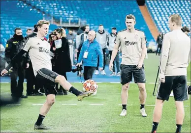  ?? SOCCRATES IMAGES / GETTY ?? De Jong (izquierda) con De Ligt y De Wit (de espaldas), ayer en el césped del Bernabeu