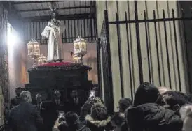  ?? ?? La hermandad abrió la entrada al paso para que el público pudiera verlo.