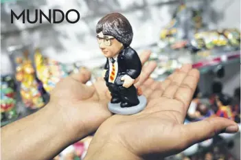  ??  ?? ► Una figura de Carles Puigdemont como souvenir en Barcelona.