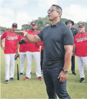  ?? ?? Luis Rojas, gerente, durante una charla con los jugadores del equipo rojo.