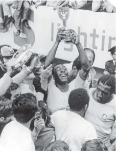  ?? / FOTO: EFE ?? Pelé, el Rey, sostiene la copa Jules Rimet tras haberse consagrado campeón en México 1970.