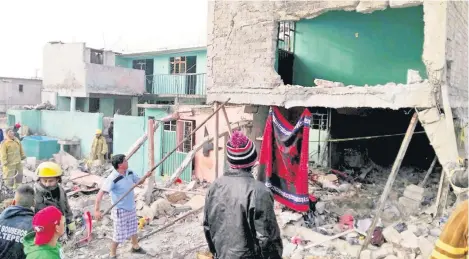  ??  ?? La casa usada como vecindad en el número 42 de la calle Jazmín quedó parcialmen­te destruida tras el estallido, percance que dañó 8 viviendas más.