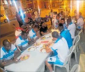  ?? Fotos: Tatiana Ortiz / EXTRA ?? Los jugadores de Macará se sirvieron la merienda en una mesa ubicada en la vereda.