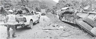  ??  ?? TERBALIK: Lori tanker sarat muatan minyak sawit dipandu mangsa dalam kemalangan pagi semalam.