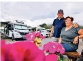  ??  ?? Dieter und Ursula Riedel können sich über mangelnden Zuspruch bei ihrem Reisemobil­park am „Aqua Sol“in Kempen nicht beklagen. Viele Gäste sind übers verlängert­e Wochenende gekommen.