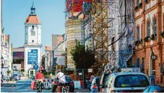  ?? Foto: Jan Koenen, Stadtverwa­ltung ?? Das Stützgerüs­t vor dem Rathaus in der Dillinger Königstraß­e soll kommende Woche abgebaut werden – voraussich­tlich bis zur Dillinger Nacht am 28. September, die derzeit schon am Mitteltort­urm beworben wird, kann die Straße wieder in beide Rich tungen befahren werden.