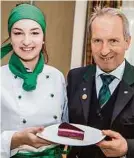  ??  ?? Kir-royal-torte für Tourismuss­chuldirekt­or Peter Kospach