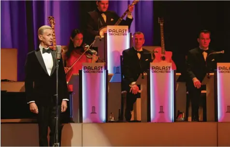  ?? Foto: Michael Hochgemuth ?? Max Raabe und das Palast Orchester traten im Kongress am Park unter dem Titel „Guten Tag, liebes Glück“auf.