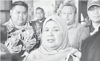  ?? — Gambar Roystein Emmor ?? REAKSI: Rubiah bercakap kepada pemberita semasa Sembang Santai Media KKDW di Kuching.