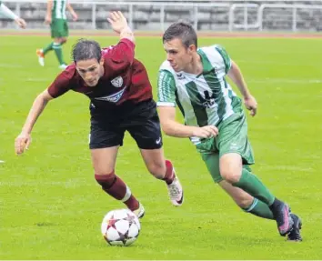  ?? Foto: Klaus Jais ?? Patrick Michel (links), Neuzugang vom SV Holzkirche­n, gehört heute zum Kader des TSV Nördlingen.