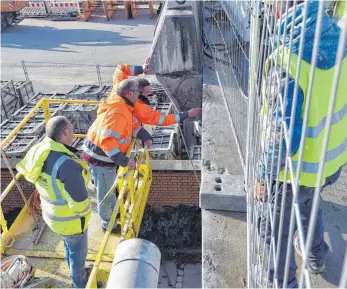  ?? FOTO: THOMAS HECKMANN ?? Untersuchu­ng an der Ludwig-Erhard-Brücke: Der Beton der Brüstung bröselt.