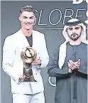  ?? foto: afp ?? Cristiano Ronaldo estrenó look en los Globe Soccer 2019.