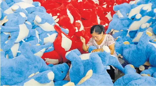  ?? AFP ?? Auch wenn weiche Stofftiere meist aus China kommen: Der Globalisie­rung stehen harte Zeiten bevor.