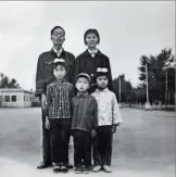  ??  ?? Foto de toda mi familia tomada en un estudio fotográfic­o de Urumqi en 1977.