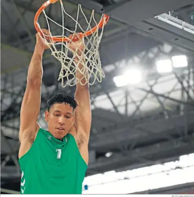  ?? BETIS BALONCESTO ?? Tyson Pérez machaca el aro en un entrenamie­nto en San Pablo.