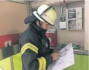  ?? FOTO: SG ?? Zwei Minuten nach dem Alarm überprüft der erste Feuerwehrm­ann Brandmelde­anlage und Karten.