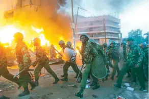  ??  ?? Una tienda de un miembro de la comunidad de Kikuyu, a la que pertenece el presidente Uhuru Kenyatta, fue atacada por seguidores de la oposición, ayer en Nairobi.