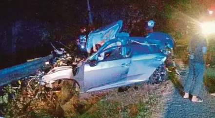  ?? COURTESY OF FIRE AND RESCUE DEPT PIC ?? The wrecked car at Km55 of Jalan Kluang-Kota Tinggi in Kota Tinggi, Johor, on Wednesday.