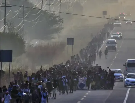  ?? AFP ?? Medios hondureños informaron de que la caravana inició su trayecto a pie desde una terminal de autobuses en San Pedro Sula, donde los migrantes se habían congregado previament­e.