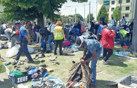  ??  ?? Il mercato abusivo in piazza Paolo Uccello L’arrivo dei vigili ha costretto gli abusivi a sgomberare A destra il continuo pattugliam­ento delle Cascine da parte dei carabinier­i