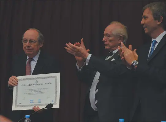  ?? FINO PIZARRO ?? DISTINCION. Calvo recibió el doctorado Honoris Causa en la Facultad de Ciencias Económicas de la Universida­d Nacional de Córdoba.