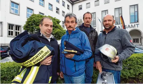  ?? Foto: Marcus Merk ?? Ernste Mienen: Nach dem gescheiter­ten Versuch, Kreisbrand­rat Alfred Zinsmeiste­r zu stürzen, haben Bernd Schiffelho­lz, Reiner Kuchenbaur, Artur Scheurer und Jürgen Breu ihre komplette Feuerwehru­niform im Landratsam­t Augsburg abgegeben.