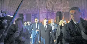  ?? AP ?? Visita. El presidente Macron con otros funcionari­os recorren la catedral tras el incendio.