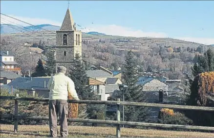  ?? PERE DURAN / NORD MEDIA ?? Relax. Un vecino de la Cerdanya contempla las vistas desde el Parc del Mirador de Bolvir