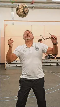  ?? Foto: Jan Pieter Fuhr ?? Auch auf der Bühne am Ball: Ex FCA Trainer Jimmy Hartwig.