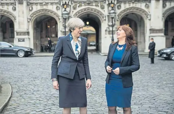  ?? POOL / REUTERS ?? La primera ministra conversa con la diputada conservado­ra Trudy Harrison, ganadora de un escaño en Copeland arrebatado al Labour